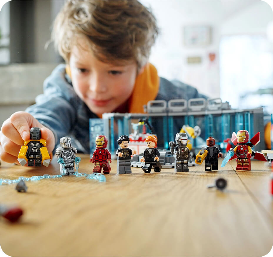 Klocki LEGO Super Heroes 76216 Zbrojownia Iron Mana